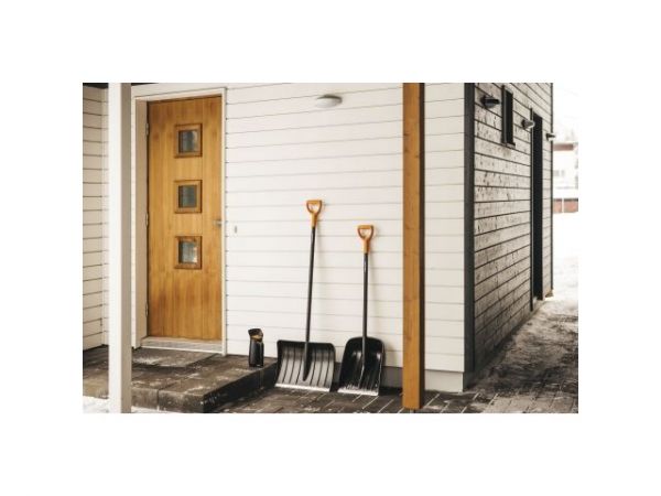Скрепер для снега Solid FISKARS(длина: 1540мм; ширина: 520мм)