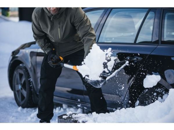 Лопата снеговая автомобильная X-series FISKARS(длина: 980мм, ширина: 290мм)