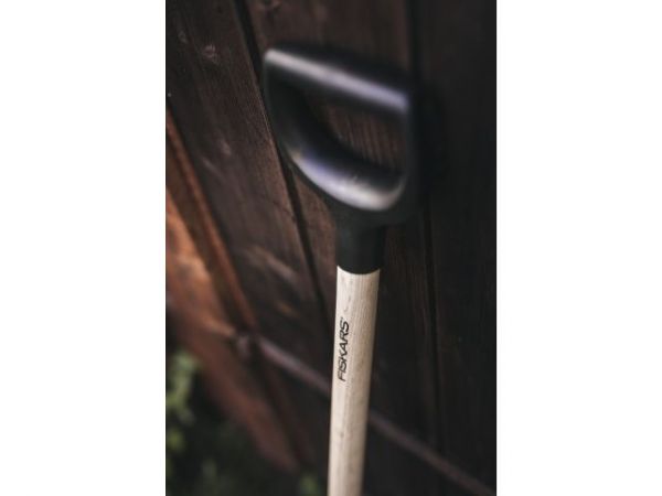 Лопата штыковая с дер. черенком Solid FISKARS(длина:1085мм, ширина:180мм)