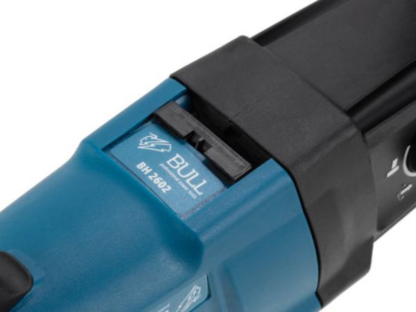 Перфоратор BULL BH 2602 в чем. 800 Вт, 3.0 Дж, 4 реж. + 2 зубила, 3 сверла, БЗП в комплекте(800 Вт, 3.0 Дж, 4 реж., патрон SDS-plus, БЗП в комплекте, вес 3.4 кг)