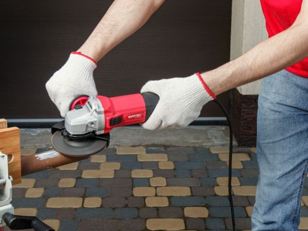 Одноручная углошлифмашина WORTEX AG 1213-3 E в кор. 1300 Вт, 125 мм, 2000-11000 об/мин(рег. об., пылезащита двигателя и подшипника)