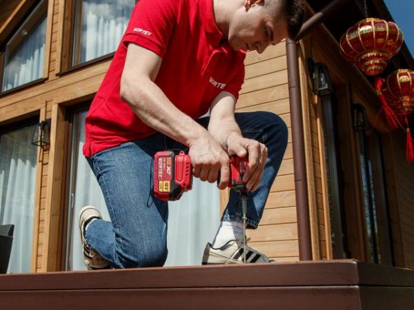 Ударный гайковерт/винтоверт WORTEX CWR 0218 в кор. XLT SOLO БЕСЩЕТ., 18 В, 220 Н*м(внутр. шестигр. 1/4', вес 0,92 кг)