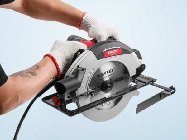 Циркулярная пила WORTEX CS 2175 в кор. 1900 Вт, 210 мм, до 75 мм(макс. глуб. пропила в дереве (90°/45°) 75/53 мм)