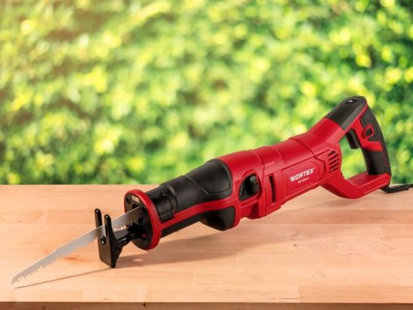 Сабельная пила WORTEX SR 2012 E в кор. + 2 пильных полотна 1200 Вт, дер. 210 мм, ход 30 мм, рег.об. (1200 Вт, дер.210 мм, алюм.20 мм, рег.об., маятник.ход, бескл.замена оснастки, шунр 4 м)