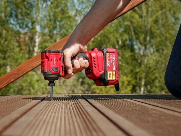 Ударный гайковерт/винтоверт WORTEX CWR 0218 в чем. XLT 1x4 А*ч, БЕСЩЕТ., 18 В, 220 Н*м(внутр. шестигр. 1/4', вес 0,92 кг)