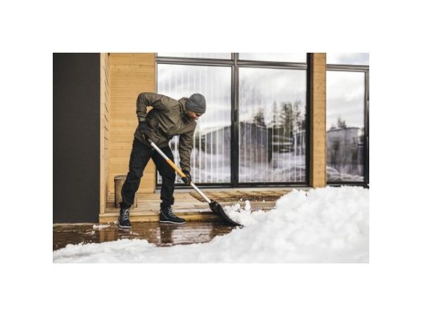 Скрепер для снега X-series FISKARS(длина: 1530мм; ширина: 530мм)