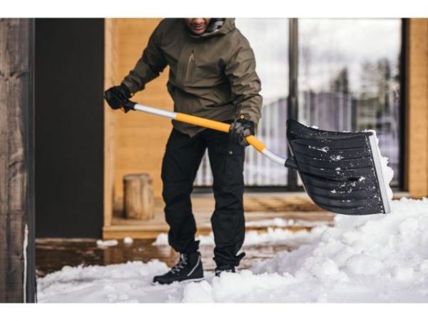 Скрепер для снега c изогнутой ручкой X-series FISKARS(длина: 1530мм, ширина: 533мм.)