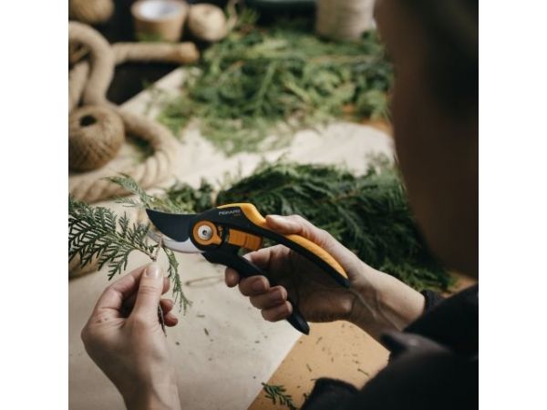 Секатор плоскостной FISKARS Plus Smartfit  P541