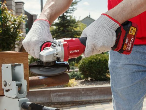 Углошлифмашина WORTEX LX CAG 1812-1 E в чем. ALL1 XLT SET БЕСЩЕТ., 18 В, 125 мм, 8000 об/мин(рег. об.)