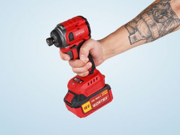 Ударный гайковерт/винтоверт WORTEX CWR 0218 в чем. XLT 1x4 А*ч, БЕСЩЕТ., 18 В, 220 Н*м(внутр. шестигр. 1/4', вес 0,92 кг)