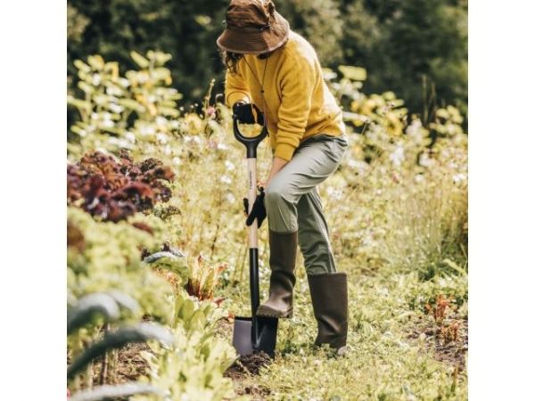 Лопата штыковая с дер. черенком Solid FISKARS(длина:1085мм, ширина:180мм)