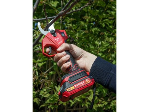 Аккум. секатор WORTEX CBS 2030 в кор. ALL1 SET, БЕСЩЕТ., 18 В, ветки до 28 мм + телескоп. штанга(3 ступени регулировки, 0,76 кг)
