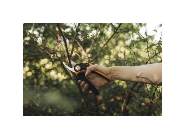 Секатор плоскостной FISKARS Xseries PowerGear M P921