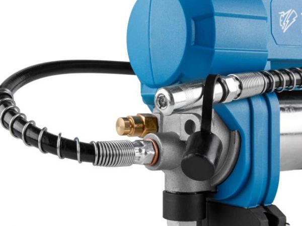 Шприц для смазки BULL CGG 6818 в кор. XLTpro SET 18 В, 690 атм., 255 г/мин, 1х4 А*ч, з/у 4 А(Шланг 76 см)