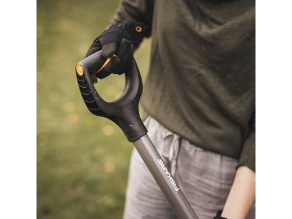 Лопата штыковая с закругл.лезвием Ergonomic FISKARS(длина:1250мм, ширина:193мм)