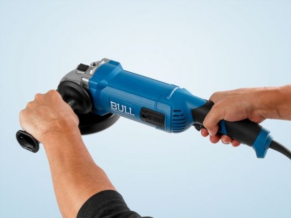 Двуручная углошлифмашина BULL WS 1501 в кор. 150 мм, 1400 Вт, 8400 об/мин, пылезащ., 4м кабель(3.4 кг, М14)