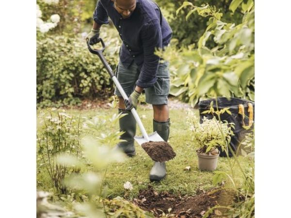 Лопата штыковая телескопическая прямая Xact FISKARS(длина:1108-1300мм, ширина:192мм)