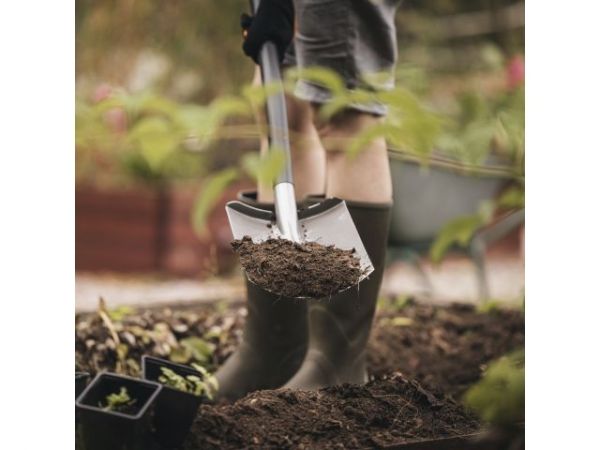 Лопата штыковая с закругл.лезвием Ergonomic FISKARS(длина:1250мм, ширина:193мм)