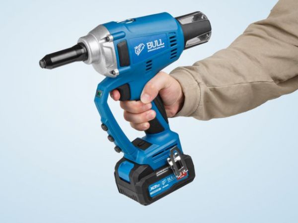 Заклепочный пистолет BULL CRG 1018 в чем. XLTpro, БЕСЩЕТ., 25 мм, 10000 Н, 1х4 А*ч(2.4, 3.2, 4.0, 4.8 мм, вытяжные, подсветка)