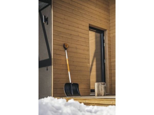 Скрепер для снега X-series FISKARS(длина: 1530мм; ширина: 530мм)
