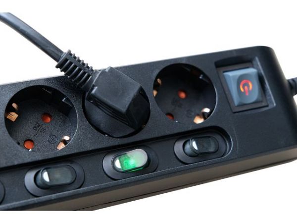 Удлинитель 2м (6 роз., 3.3кВт, с/з, 6+1 выкл., ПВС) черный Brennenstuhl Comfort-Line(провод 3х1,5мм2; сила тока 16А; с/з - с заземляющим контактом)