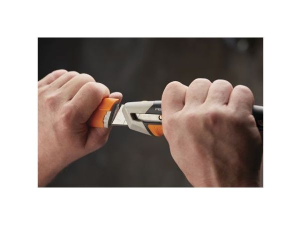 Нож с выдвижным, сменным лезвием 25мм CarbonMax FISKARS