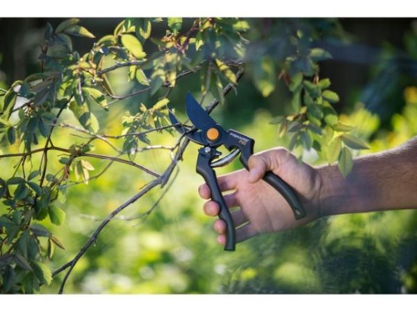 Секатор садовый профессиональный FISKARS