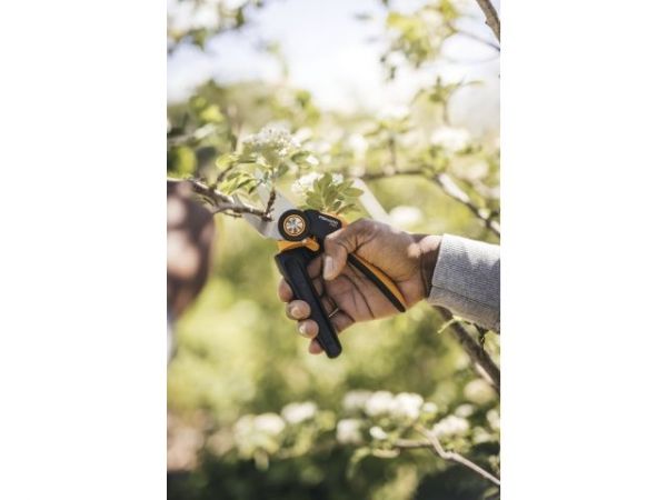 Секатор плоскостной FISKARS Xseries PowerGear L P961