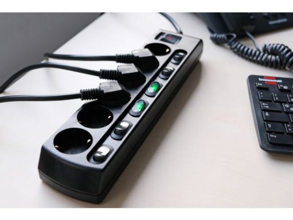 Удлинитель 2м (6 роз., 3.3кВт, с/з, 6+1 выкл., ПВС) черный Brennenstuhl Comfort-Line(провод 3х1,5мм2; сила тока 16А; с/з - с заземляющим контактом)