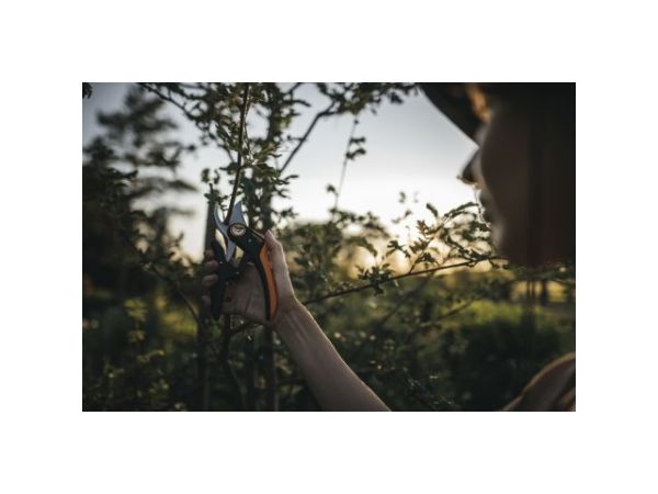 Секатор плоскостной FISKARS Plus PowerLever P721