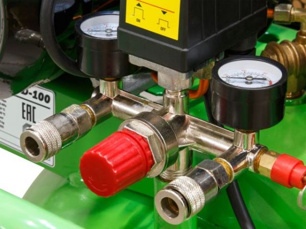 Компрессор ECO AE-1005-B2 ременной(380 л/мин, 8 атм, ременной, масляный, вертикальный ресив. 100 л, 220 В, 2.20 кВт)