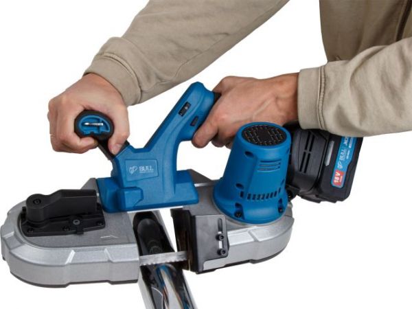 Ленточная пила BULL CBS 6583 в кор. XLTpro SOLO, БЕСЩЕТ., 18 В, 3,2 м/с, 65 мм(835х13х0.65 мм, подсветка, бесключевая смена оснастки)