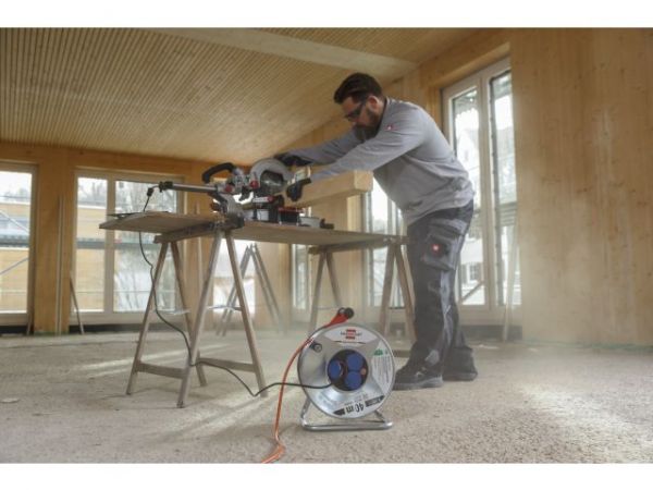 Удлинитель на катушке 40м (3 роз., 3.3кВт, метал. катушка, кабель до -35С, с/з) Brennenstuhl Garant(3,3кВт; 3х1,5мм2; степень защиты: IP44)