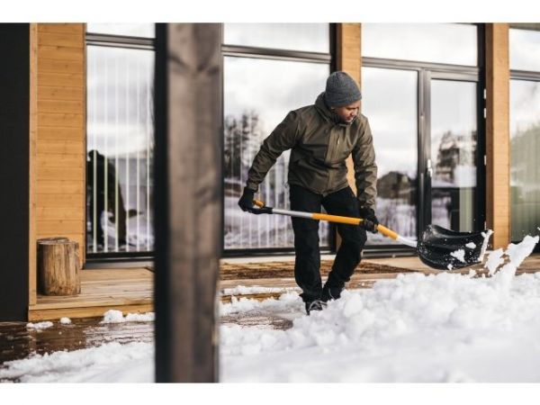 Скрепер для снега c изогнутой ручкой X-series FISKARS(длина: 1530мм, ширина: 533мм.)