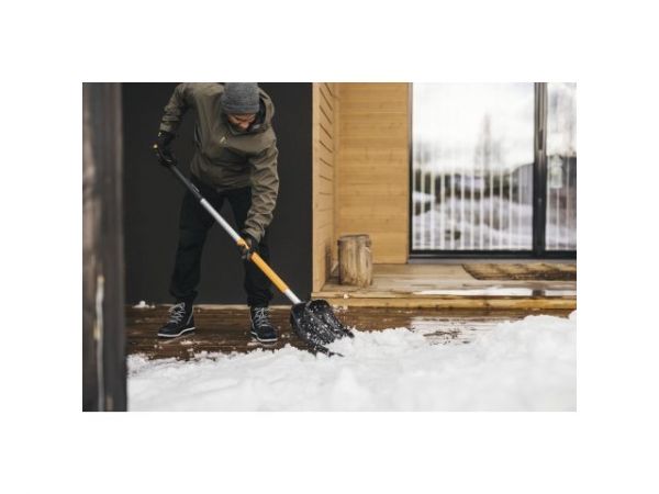 Скрепер для уборки снега телескопический X-series FISKARS(длина:143 мм; ширина:530 мм)