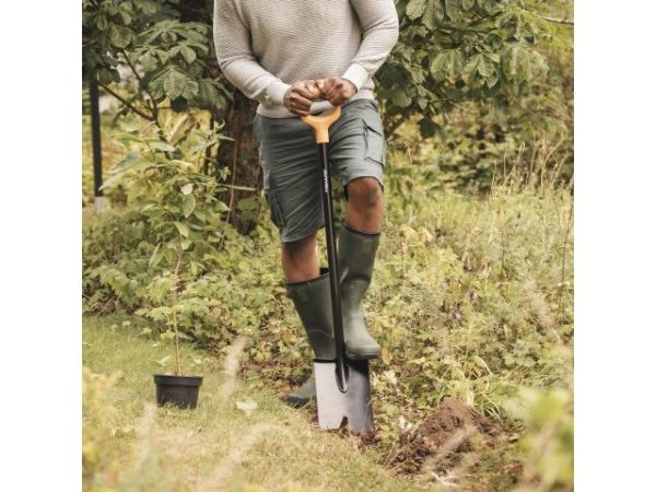 Лопата штыковая с закругл.лезвием FISKARS Solid(длина:1166мм, ширина:180мм)