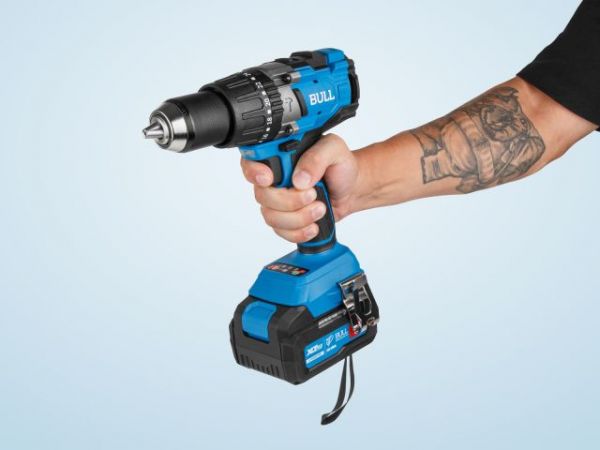 Дрель-шуруповерт BULL SR 1805 в чем. XLTpro, 2х4 А*ч, БЕСЩЕТ., 18 В, 120 Н*м, БЗП(мет.) 13 мм(Доп. функции: Ударное сверление, 'AntiKickback', режим 'TURBO')