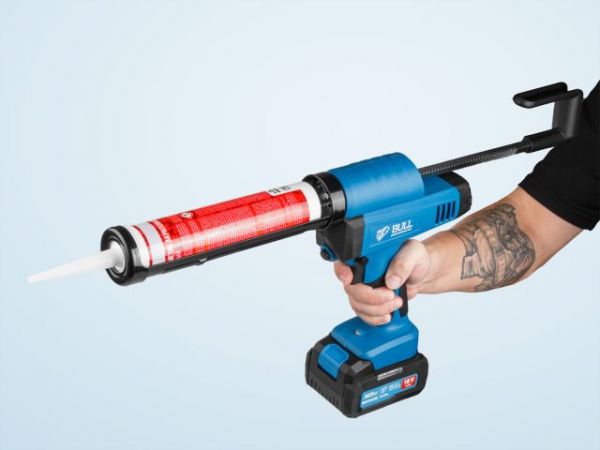 Пистолет для герметика BULL CG 1860 SET(1х4), сумка, 300/600 мл, 2500 Н, 8,3 мм/с, рег. скор. (защита от вытекания, 2 кг, 2 тубы в комплекте)