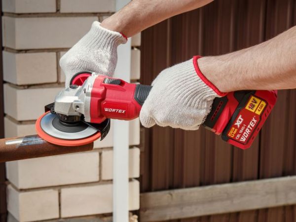 Углошлифмашина WORTEX LX CAG 1812-1 E в чем. ALL1 XLT SET БЕСЩЕТ., 18 В, 125 мм, 8000 об/мин(рег. об.)