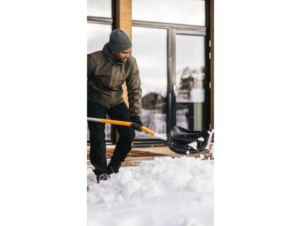 Скрепер для снега c изогнутой ручкой X-series FISKARS(длина: 1530мм, ширина: 533мм.)