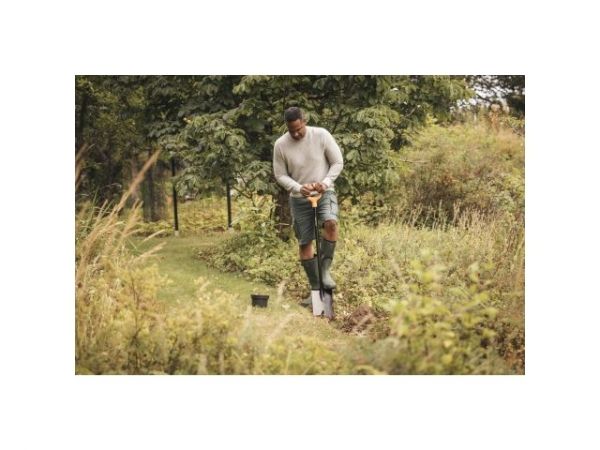 Лопата штыковая с закругл.лезвием FISKARS Solid(длина:1166мм, ширина:180мм)