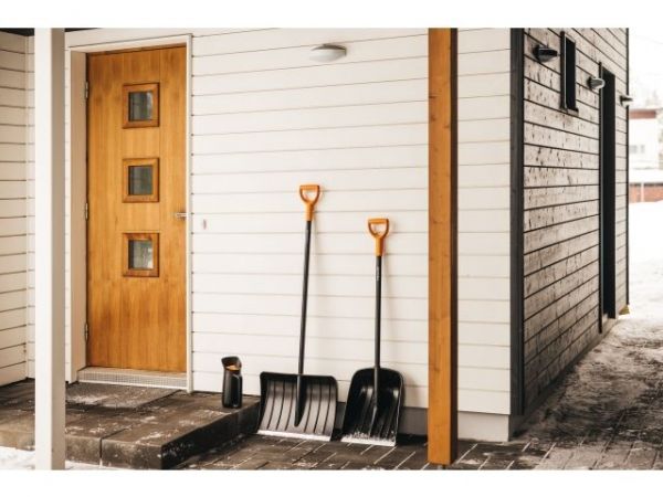 Лопата снеговая Solid FISKARS(длина: 1310мм, ширина: 355мм)