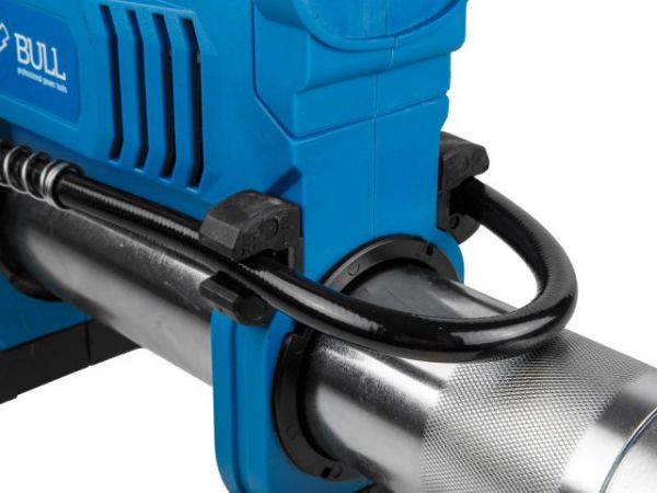Шприц для смазки BULL CGG 6818 в кор. XLTpro SOLO, 18 В, 690 атм., 255 г/мин(Шланг 76 см)