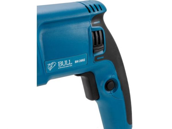 Перфоратор BULL BH 2602 в чем. 800 Вт, 3.0 Дж, 4 реж. + 2 зубила, 3 сверла, БЗП в комплекте(800 Вт, 3.0 Дж, 4 реж., патрон SDS-plus, БЗП в комплекте, вес 3.4 кг)