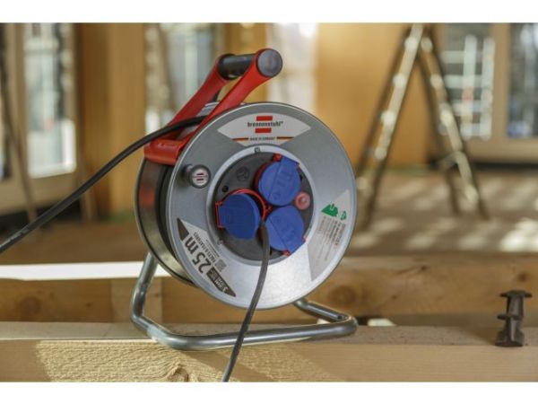 Удлинитель на катушке 25м (3 роз., 3.3кВт, метал. катушка, резин. кабель) Brennenstuhl Garant(3,3кВт; 3х1,5мм2; степень защиты: IP44)